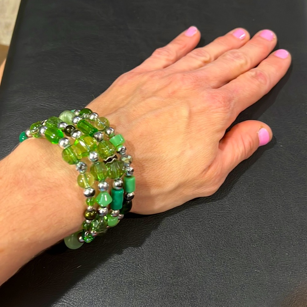 Green adventurine jade memory wire multi strand beaded bracelet. GUC